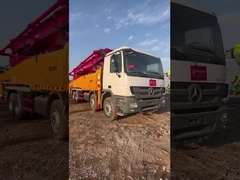 Bomba de concreto montada num camião